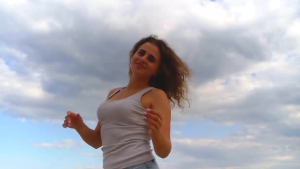 schöne Mädchen lockiges Haar Porträt Meer Zeitlupe - Filmmaterial, Video
