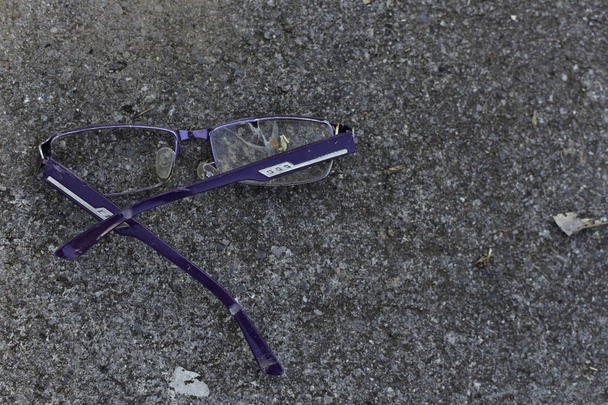 古い壊れた眼鏡は歩道に沿って残っていた. - 写真・画像