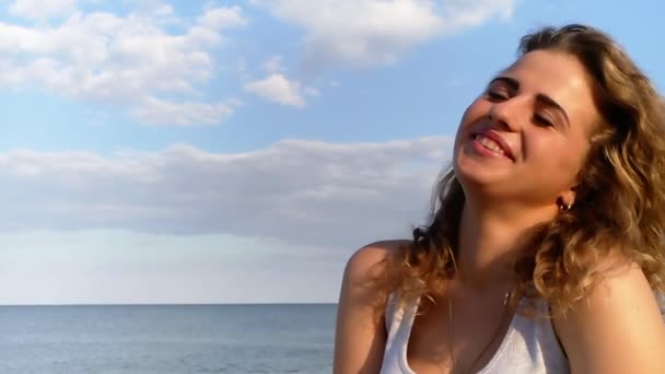 красивая девушка вьющиеся волосы портрет моря замедленной съемки
 - Кадры, видео