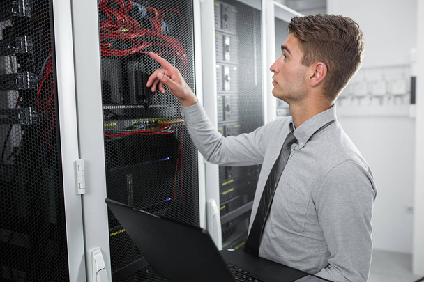 Especialista em TI verificando servidor de supercomputador
 - Foto, Imagem