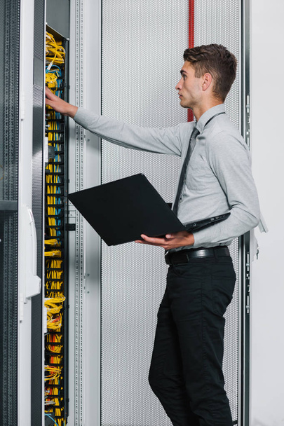 IT-эксперт проверяет сервер суперкомпьютера
 - Фото, изображение