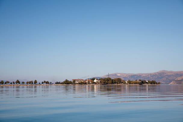 όμορφο φιλόξενο χωριό στην ακτή στη λίμνη egirdir, Τουρκία - Φωτογραφία, εικόνα