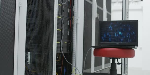 computer portatile aperto con rack di comunicazione, cavi, interruttori e rete nella sala server
 - Filmati, video