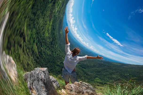 Distorção do horizonte. Mulher caucasiana em pé no topo da montanha em Ella Sri lanka
 - Foto, Imagem