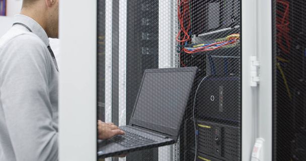Especialista em TI verificando servidor de supercomputador
 - Foto, Imagem