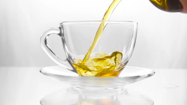 Tè verde. Versare il tè in una tazza di vetro. Al rallentatore. Telecamera ad alta velocità. Full HD 1080p
 - Filmati, video