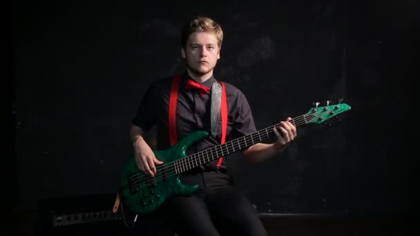 Zenész játszik elektromos basszus bemutatkozó - Felvétel, videó