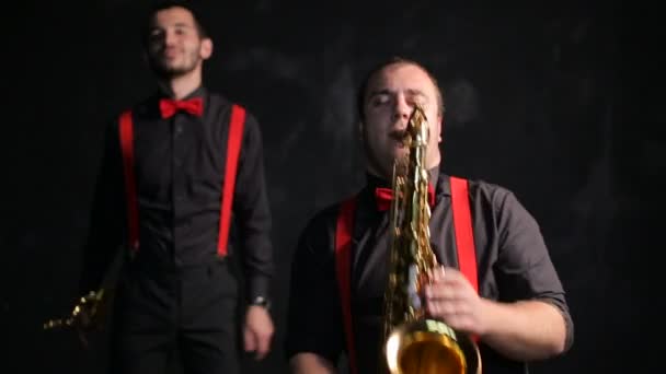 Saksofoni ja trumpetistit vintage retro tyyli
 - Materiaali, video