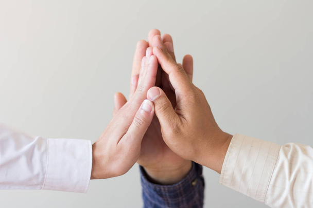  Mensen Hand Assemble Corporate Meeting Teamwork Concept. - Foto, afbeelding