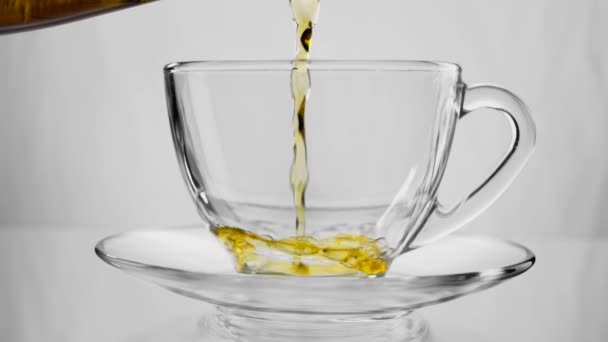 Zöld tea. Öntés egy üveg csésze teát. Lassú mozgás. Nagy sebességű kamera felvétel. Full Hd 1080p - Felvétel, videó