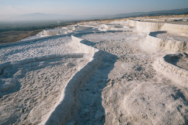 espectacular vista de famosas rocas blancas en pamukkale, pavo
  - Foto, Imagen