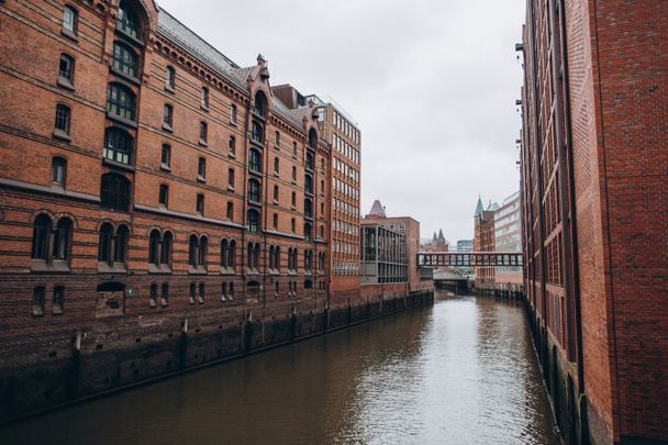 городская сцена со складом и городской рекой в Гамбурге, Германия
 - Фото, изображение