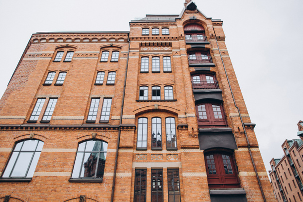 matala kulma näkymä historialliseen rakennukseen Hampurissa, Saksa
 - Valokuva, kuva