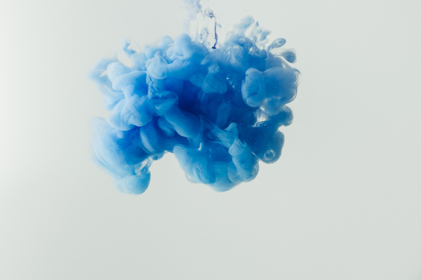 close-up tiro de respingo de tinta azul brilhante na água isolada em cinza
 - Foto, Imagem