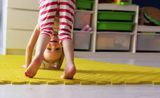Gelukkig schattige jongen meisje beoefenen van yoga en doen oefening - Foto, afbeelding