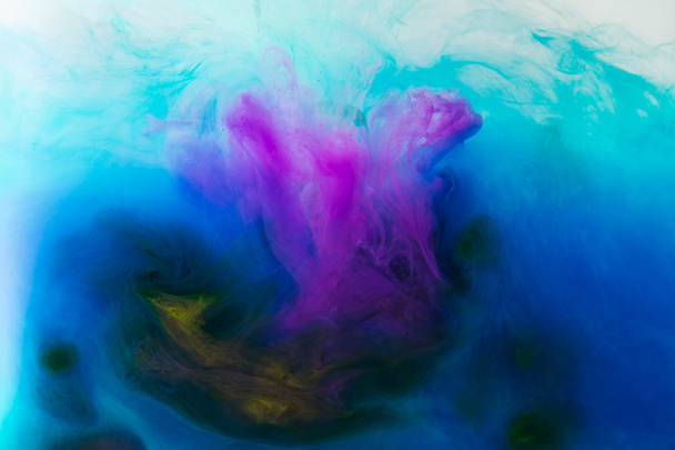 teljes méretű kép keverés, kék, türkiz, sárga és lila festék fröccsenő víz - Fotó, kép