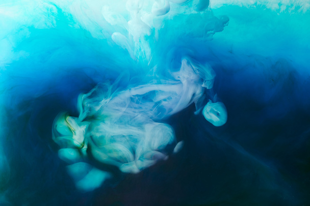 Imagen de marco completo de mezcla de tintas azul, turquesa, blanco y negro salpicaduras en el agua
 - Foto, Imagen