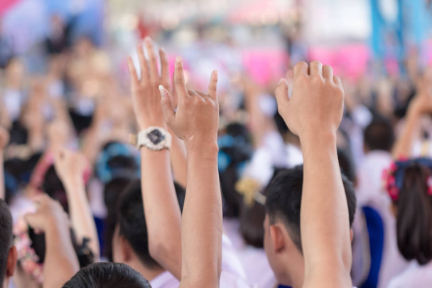 Estudiante levantando manos en la escuela secundaria
. - Foto, imagen