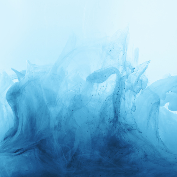 Εικόνα πλήρους πλαισίου ανάμειξης φωτεινών μπλε και μπλε μελανιών στο νερό - Φωτογραφία, εικόνα