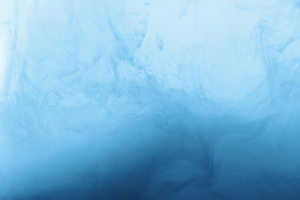 teljes méretű kép világos, halvány kék és kék festékek keverése vízcseppek vízben - Fotó, kép