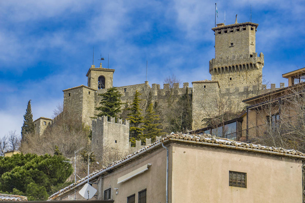 Вид на крепость на скале в Сан-Марино
 - Фото, изображение