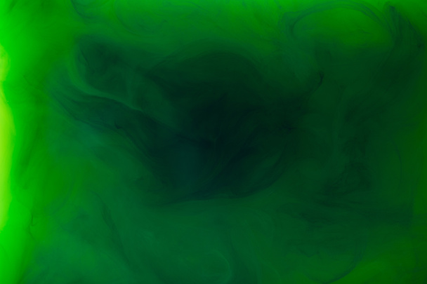 imagem de armação cheia da mistura de salpicos de pinturas verdes e pretas na água isolada no cinza
 - Foto, Imagem