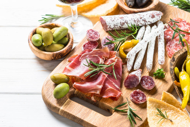 Antipasto Delikatessen - Fleisch, Käse und Wein. - Foto, Bild
