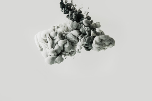 Close-up van het mengen van grijze rook geïsoleerd op grijs - Foto, afbeelding