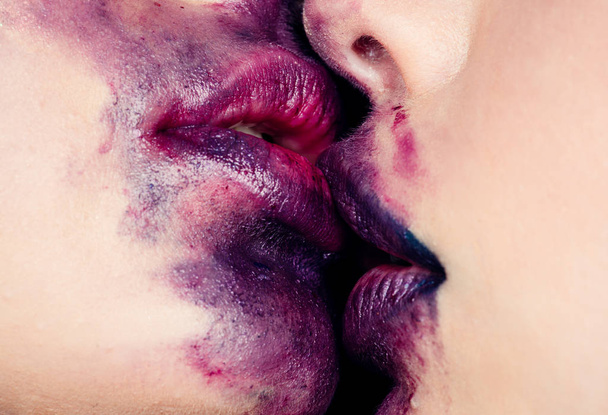 Sensuele make-up. Sexy kus tussen lesbiennes. Vrouwelijke lichaam en lippen close-up. Seks en homoseksuele familie. Lippenstift kus. Paarse lippen. Close-up van de mond. Grote lippen, mooie Lipstick - Foto, afbeelding