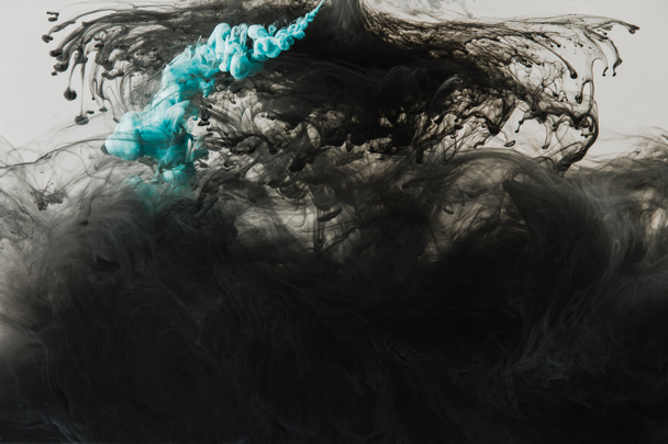 близкий вид смешивания светло-серых, бирюзовых и черных красок брызги в воде изолированы на сером
 - Фото, изображение