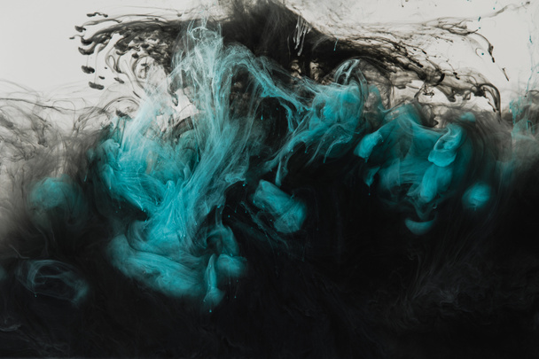 vue rapprochée du mélange de peintures gris clair, turquoise et noires éclaboussures dans l'eau isolée sur gris
 - Photo, image