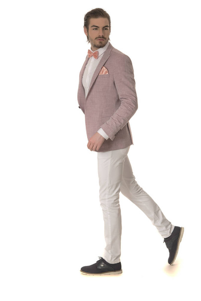 Gyönyörű divatos jóképű férfi pózol stúdió fehér háttér - Fotó, kép