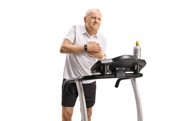 Zralý muž na běžícím pásu infarkt izolovaných na bílém pozadí - Fotografie, Obrázek