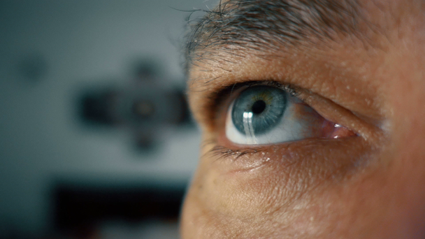 Chiuda in su della paura dell'occhio azzurro spasmi muscolari - Filmati, video