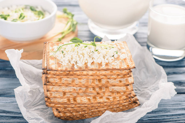vergrote weergave van crackers met topping van kaas op houten tafel   - Foto, afbeelding