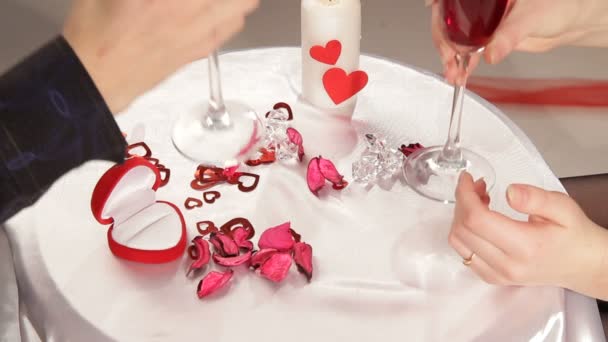 para trzymając się za ręce na romantyczną kolację na Walentynki - Materiał filmowy, wideo