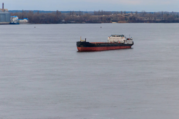 Statek towarowy pływający po rzece Dniepr - Zdjęcie, obraz