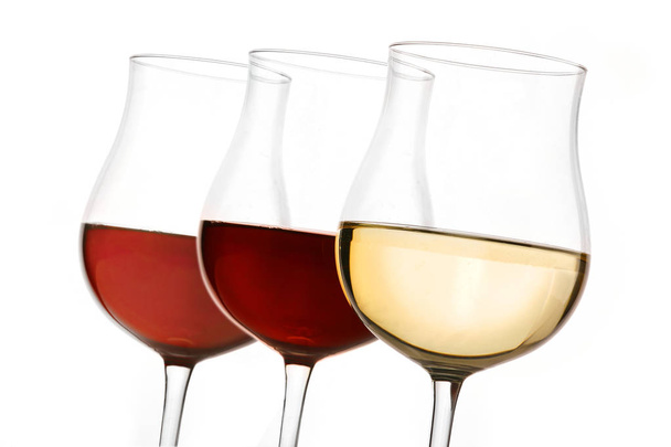 τρία ποτήρια λευκό, κόκκινο και ros κρασιού - Φωτογραφία, εικόνα