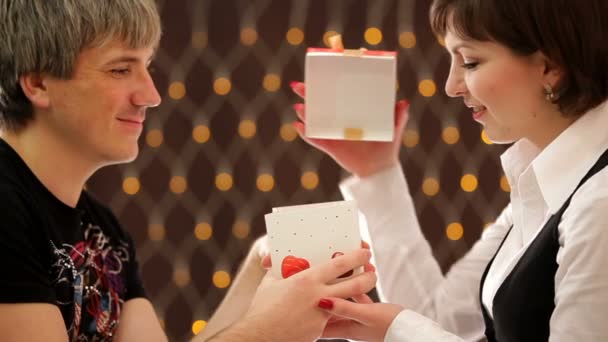 バレンタインの日。ビジュアルエフェクトの男性は彼のガール フレンドにギフト用の箱を与えて、彼女はそれを開き、心を取得します. - 映像、動画
