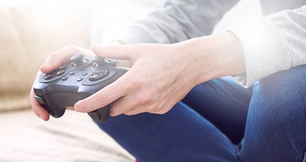 hombre sosteniendo controladores de joystick mientras juega videojuegos en casa
 - Foto, Imagen
