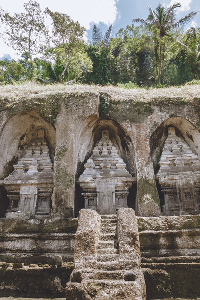 vista panorámica del antiguo complejo de templos y la arquitectura de tumbas reales y plantas verdes alrededor, Bali, Indonesia
 - Foto, Imagen