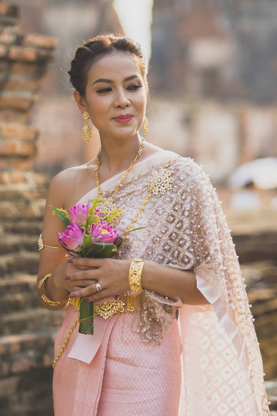 ruhában, thaiföldi hagyomány h ázsiai fiatal nő portréja - Fotó, kép