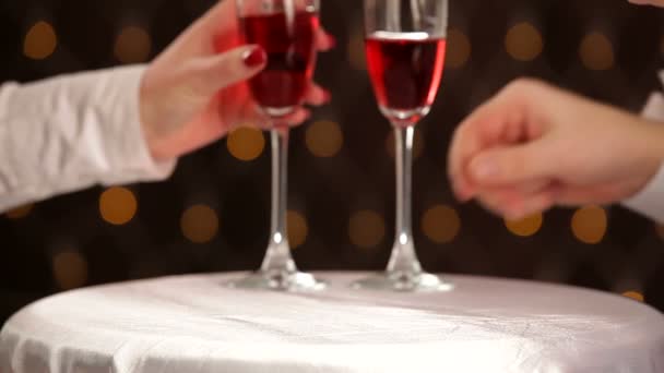 man met zijn vriendin ondervindt diner in het restaurant en man geeft haar een ring - Video