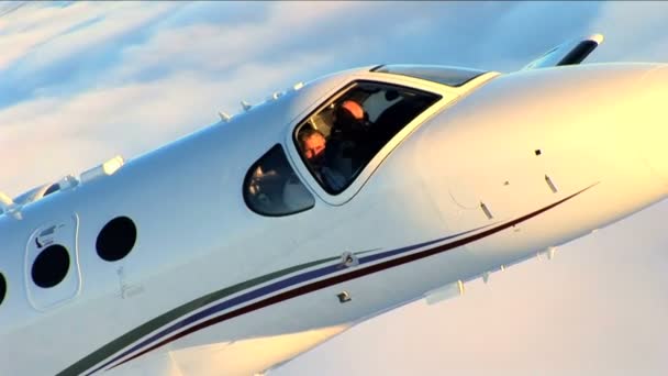 biznes latania mustang jet - Materiał filmowy, wideo