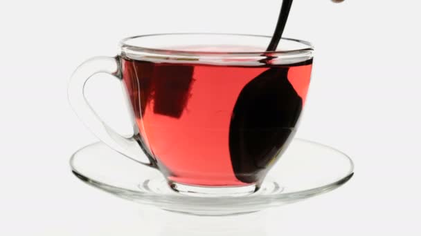 Cuillère de sucre jeté dans une tasse de thé aux fruits et mélanger
 - Séquence, vidéo