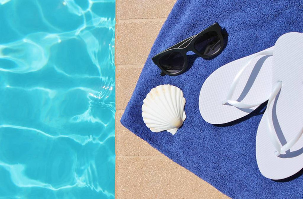poolsidepool handtuch strandschuhe pool sommerurlaub landschaftlich reizvolle sonnenbrille und tanga schuhe flip-flops stock, foto, foto, - Foto, Bild