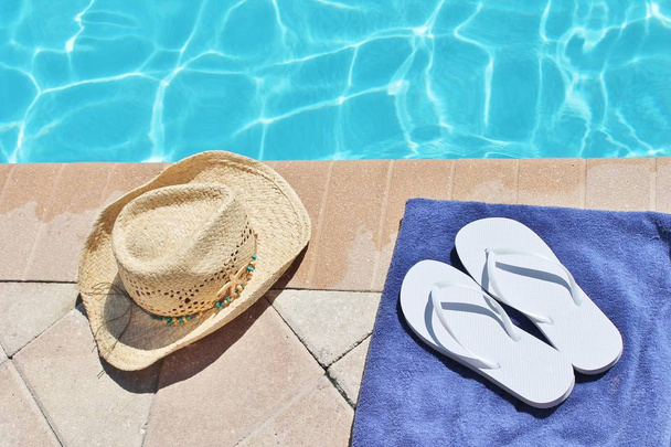 プールサイドプールタオルビーチシューズスイミングプール夏休み休暇風光明媚なサングラスとトンの靴フリップフロップ在庫、写真、写真, - 写真・画像