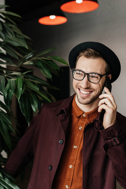 stylish handsome man laughing and talking on smartphone - Foto, immagini