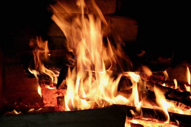 Warm, open vuur in de open haard  - Foto, afbeelding