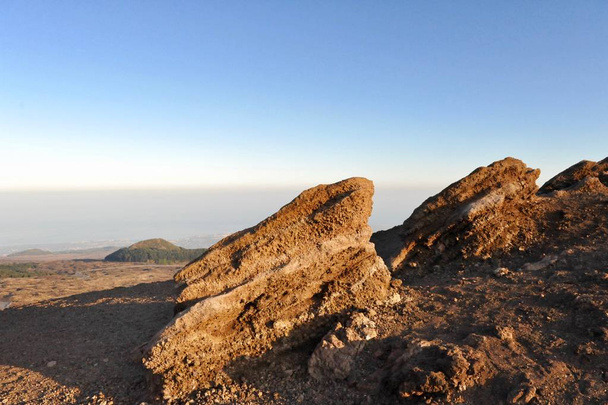 Lávové kameny na vrcholu sopky Etna. - Fotografie, Obrázek